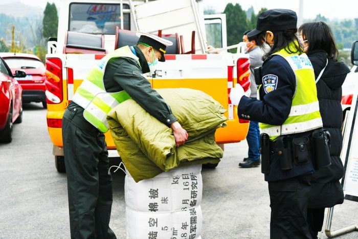 为高速公路的防疫检测站送物资
