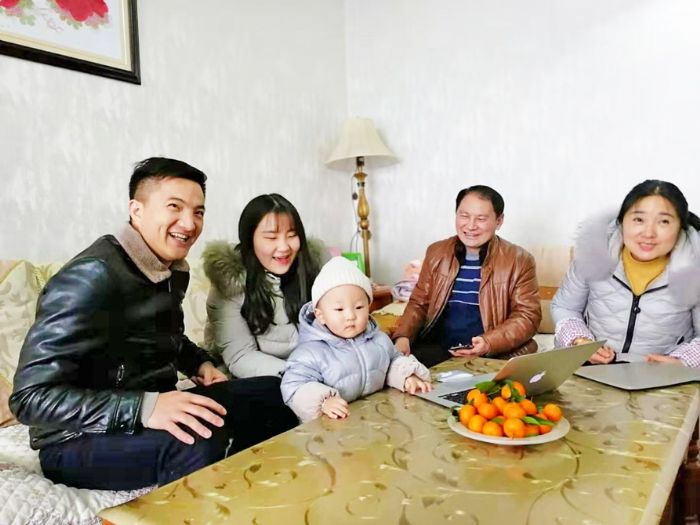 一家人其乐融融宅在家里过大年。
