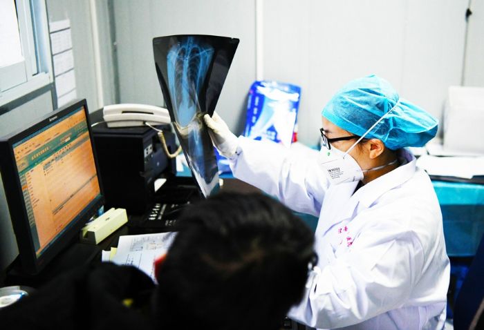 熊家华为患者作检查。
