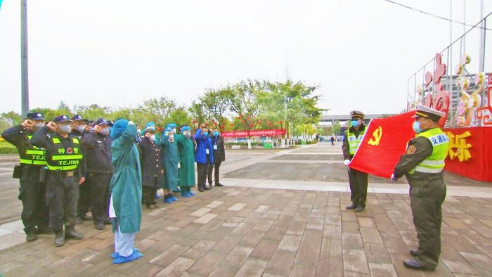 潼南火车站临时党支部重温入党誓词
