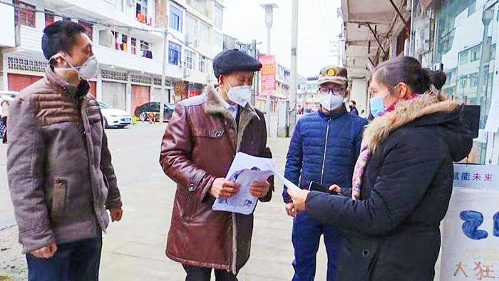 柘远许深入居民家中排查
