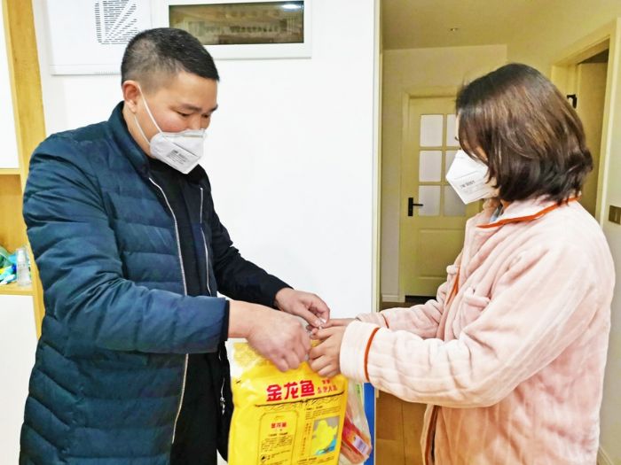 周勇兵为居家观察人员送生活物资
