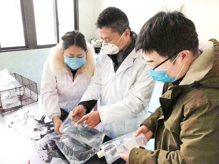 工作人员加强对疫情期间自来水检查

