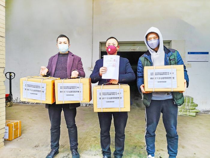 重庆华伦医疗器械有限公司向我区捐赠消毒液。
