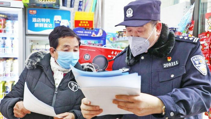 老曾为商铺顾客宣传防疫知识

