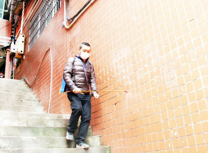 彭伟开展小区消毒工作。
