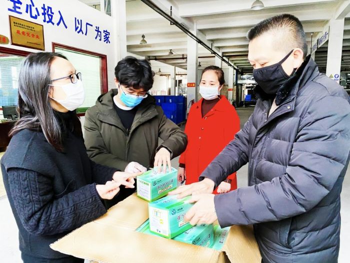 区工投集团工作人员正在检查企业防疫设施情况。

