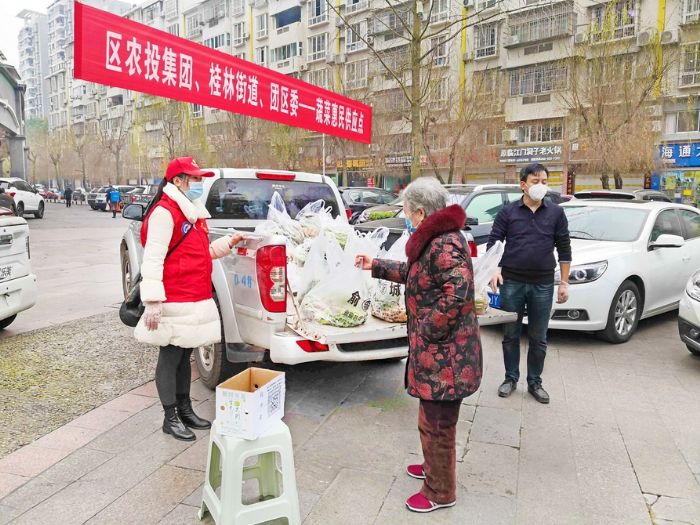 老人正在蔬菜惠民点买菜
