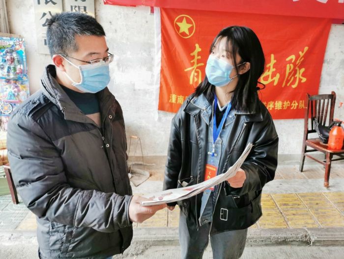 为居民宣传防疫知识

