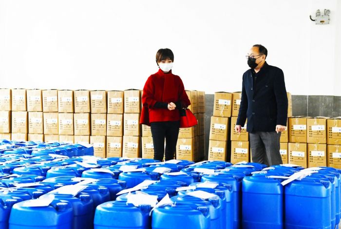 江川化工集团工作人员清点医用酒精和消毒液数量。
