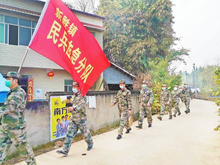 ▶民兵应急分队走街串户宣传防控知识
