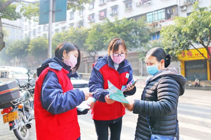 志愿者向群众宣传疫情防控知识。
