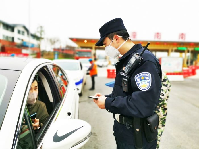 曹志对通行车辆进行排查。
