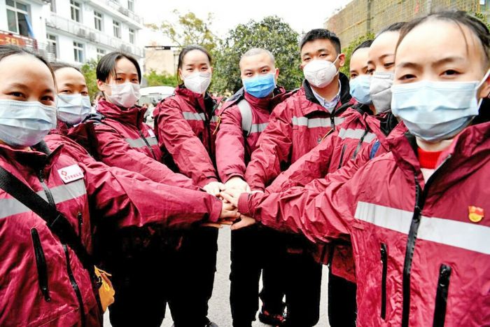 2月15日，潼南医疗队出征支援武汉。
