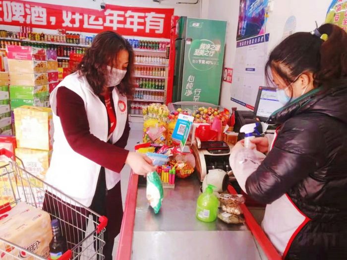 巾帼志愿者帮隔离居民采购生活用品。
