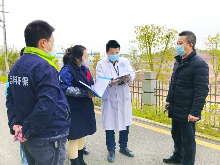 督导组核实企业疫情防控落实情况。
