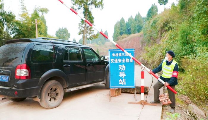 张云安张云安对驻守检车点对驻守检车点。。
