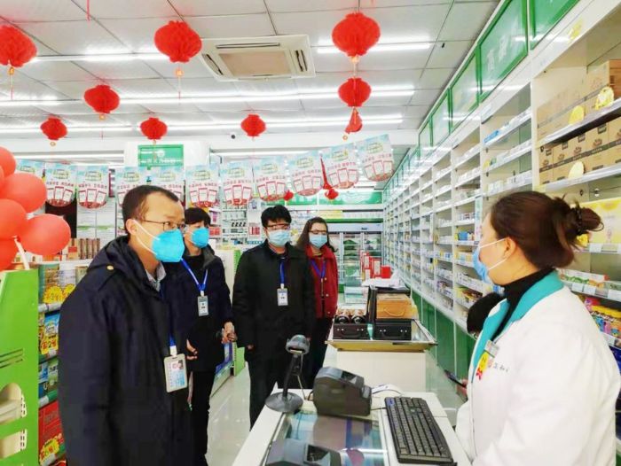 执法人员对辖区药店开展检查。
