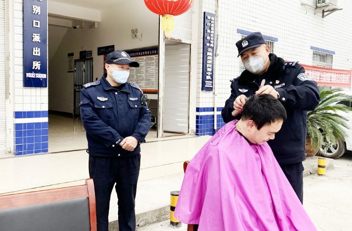 别口派出所陈勇军为“疫”线民警理发

