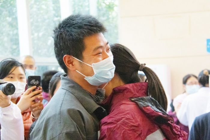 夫妻依依惜别。
