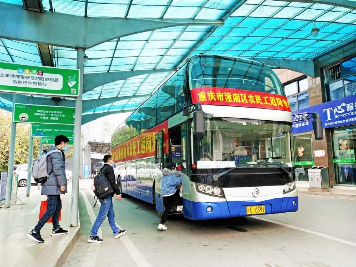 乘客有序等车。
