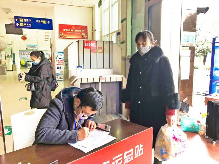 在检票口进行信息登记、体温测量后方可进入
