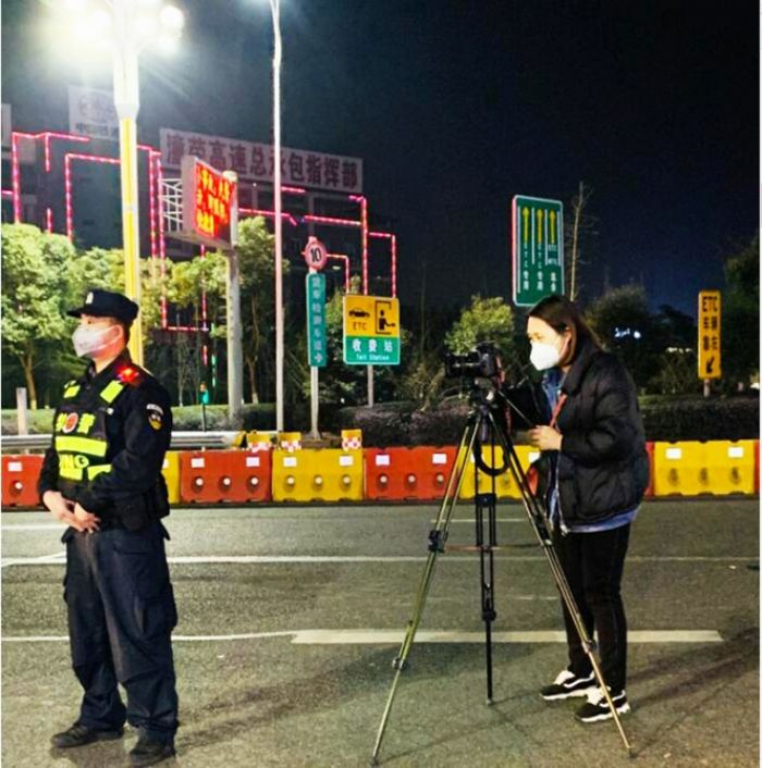 记者深夜拍摄“疫”线工作人员。
