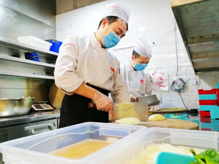 厨师认真准备食材。

