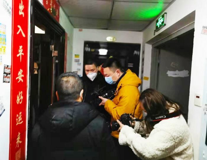 记者深入社区一线采访。
