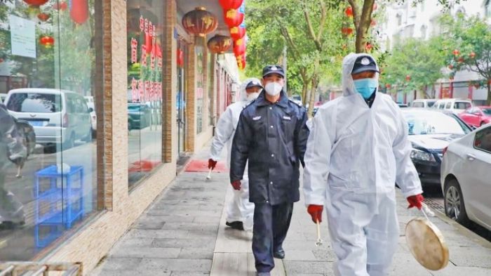 潼南城管人走街串巷宣传防疫知识。
