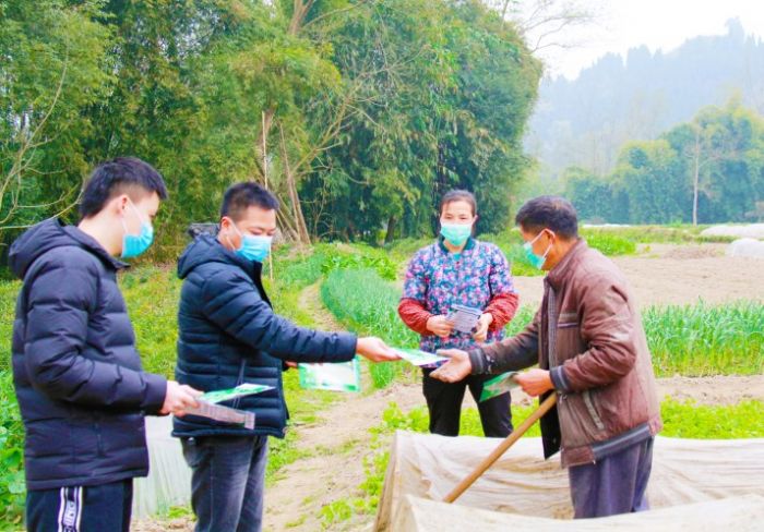 莫宏为贫困户送种子。
