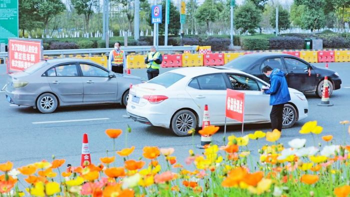 　　志愿者登记入潼车辆信息。
