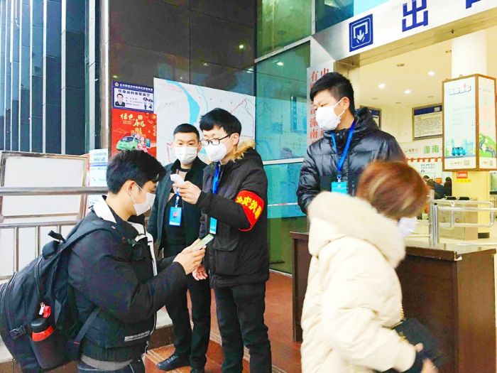为旅客测量体温。
