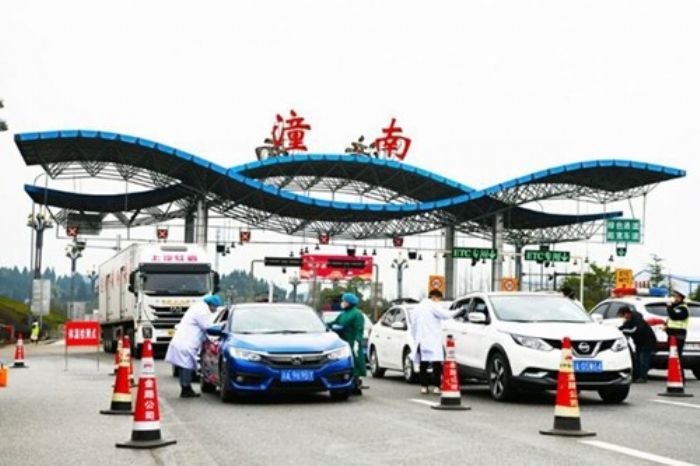 　　仔细对来潼驾驶人员体温进行检测。
