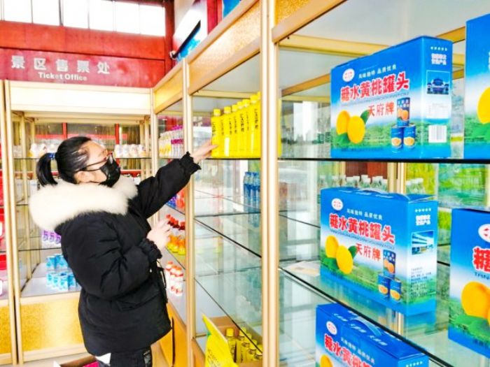 旅游商品琳琅满目。
