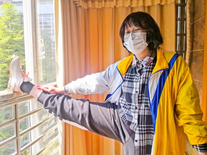 潼南中学初二学生米子傲在家上体育课。
