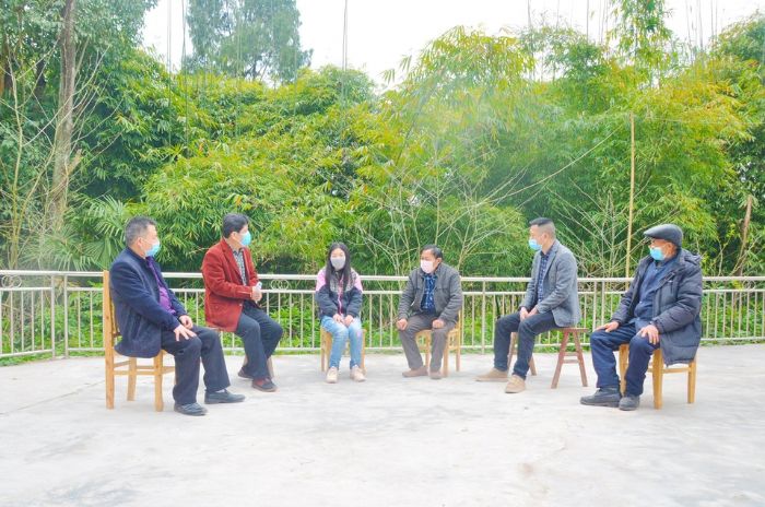 村干部深入贫困群众家中，了解疫情防控、巩固脱贫成效等情况。
