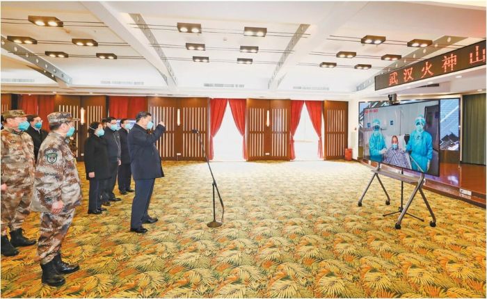 　　3月10日，中共中央总书记、国家主席、中央军委主席习近平专门赴湖北省武汉市考察新冠肺炎疫情防控工作。这是习近平在火神山医院指挥中心视频连线感染科病房，与病房内患者和医务人员亲切交流。 新华社记者鞠鹏摄
