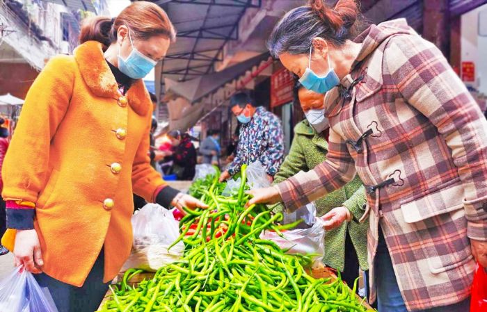 市民选购新鲜蔬菜
