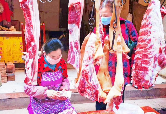 市场上售卖新鲜猪肉
