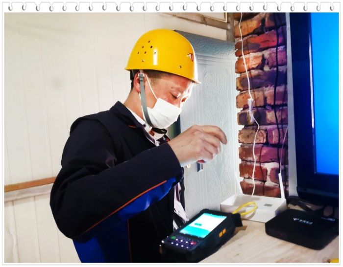 电信工作人员调试网络
