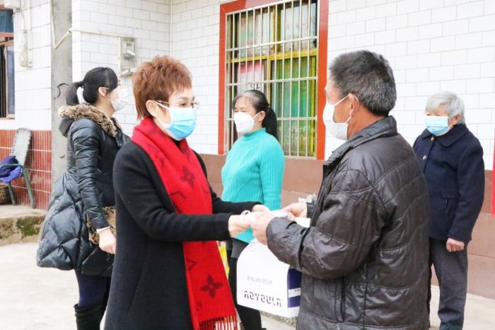 慰问组为杜勇父亲送来迟到的生日蛋糕
