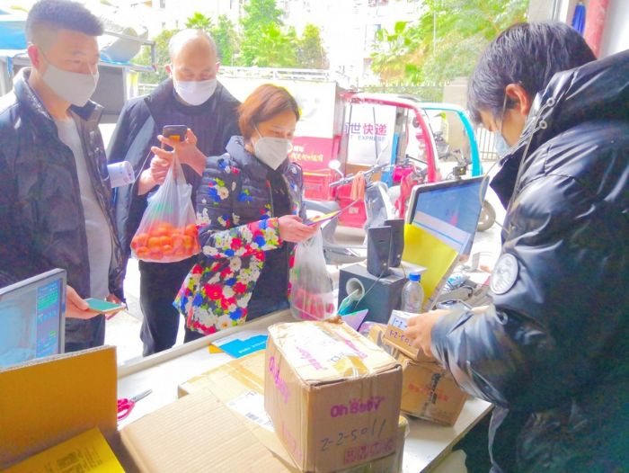市民在快递网点领取包裹。
