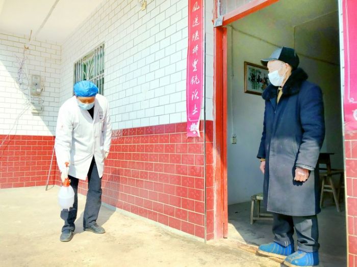李伟为村民庭院消毒

