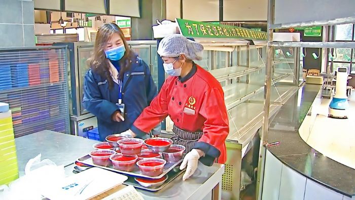 工作人员检查服务企业复工情况
