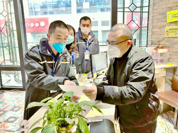 工作人员指导企业有序复工

