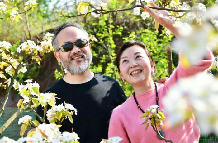 游客在景区赏花
