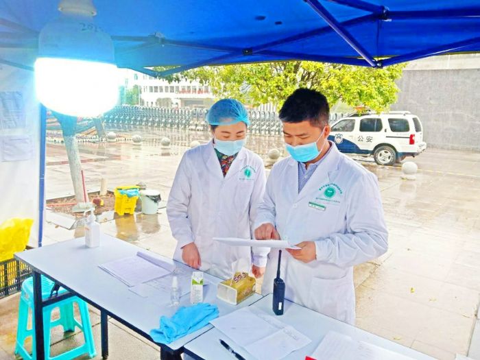 刘杰了解隔离人员情况
