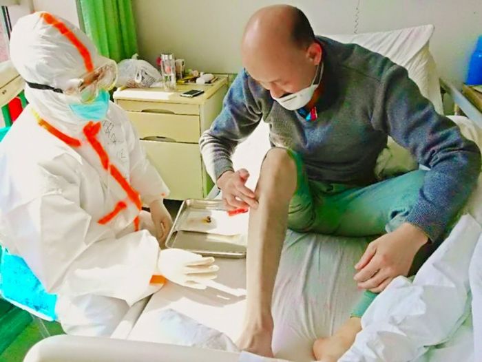 贾欣妤为老宋做艾条灸
