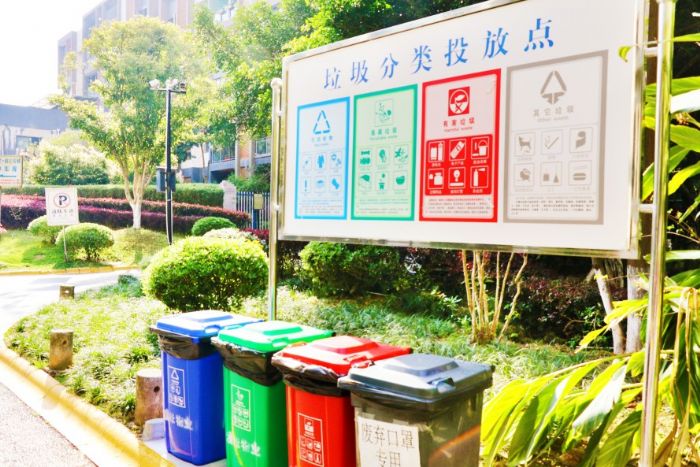 市民自觉进行垃圾分类扔放
